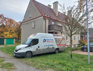 Zateplení stropu bytového domu pomocí foukané izolace